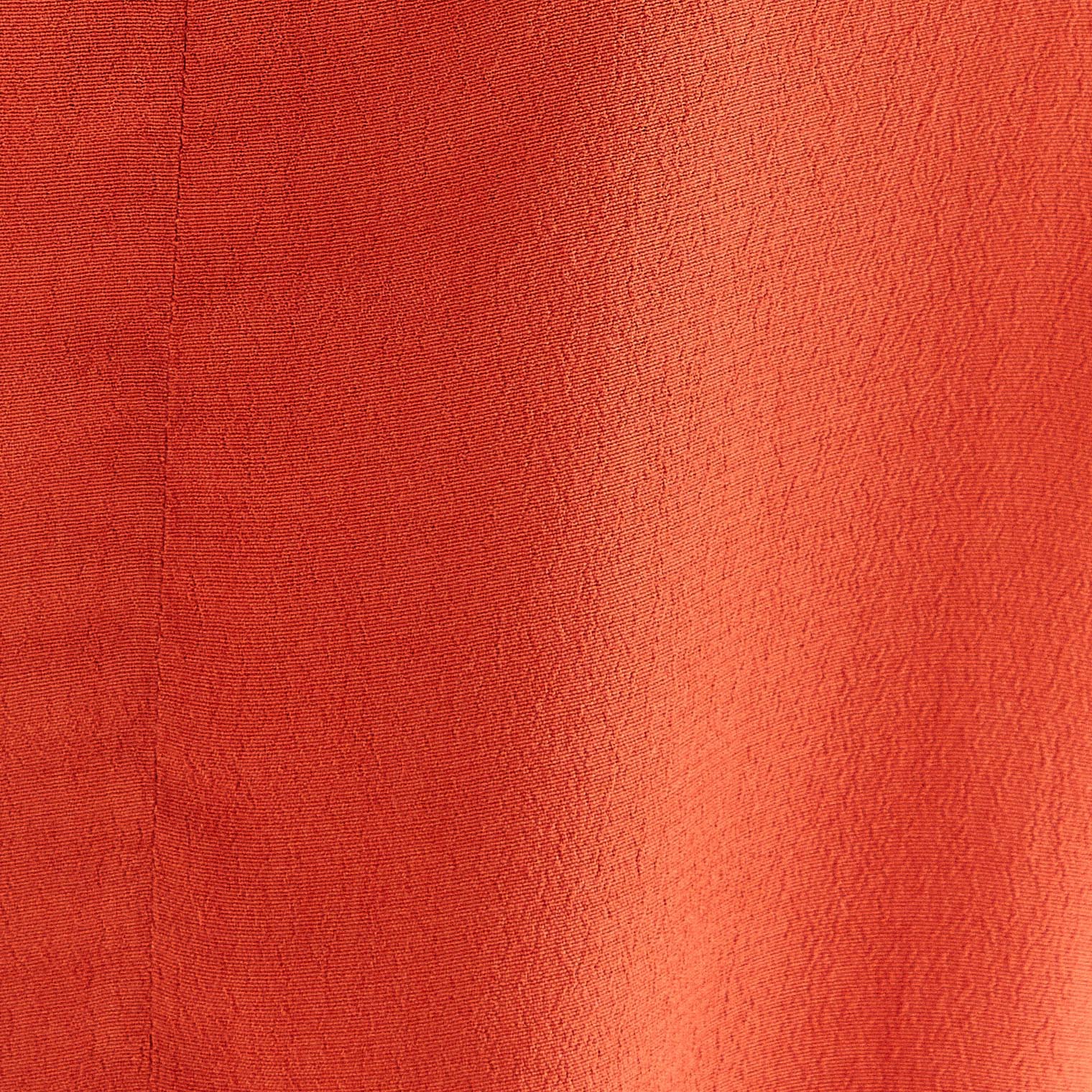 Detalle-del-tejido-crespado-de-la-blusa-regata-basica-cava.