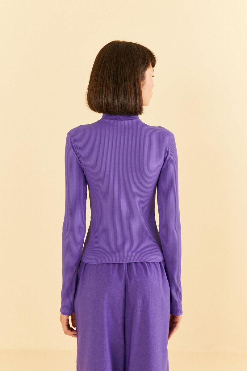 Blusa-de-cuello-alto-y-mangas-largas-en-tejido-acanalado-morado-vista-trasera.