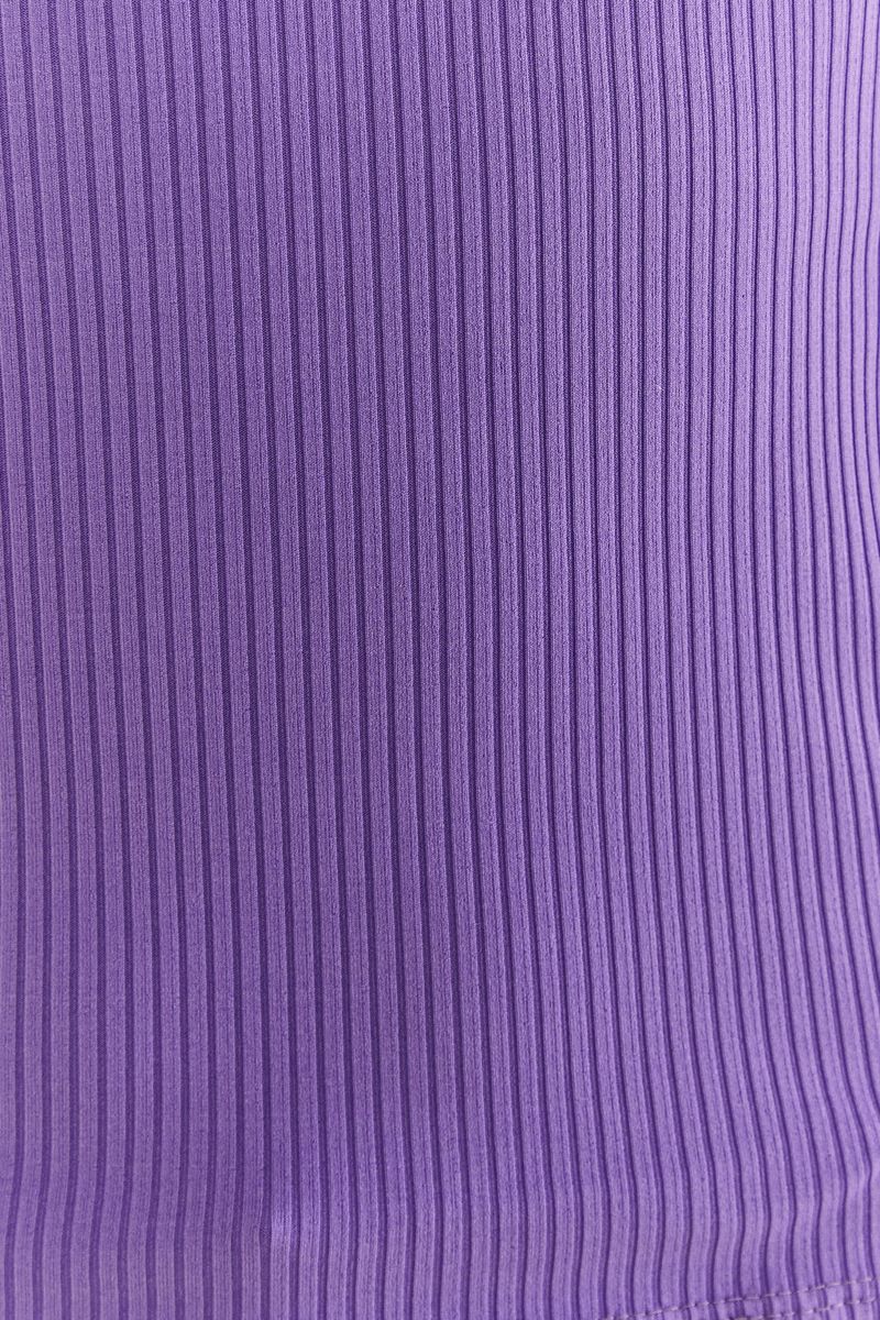 Blusa-de-cuello-alto-y-mangas-largas-en-tejido-acanalado-morado-detalle-del-acabado.