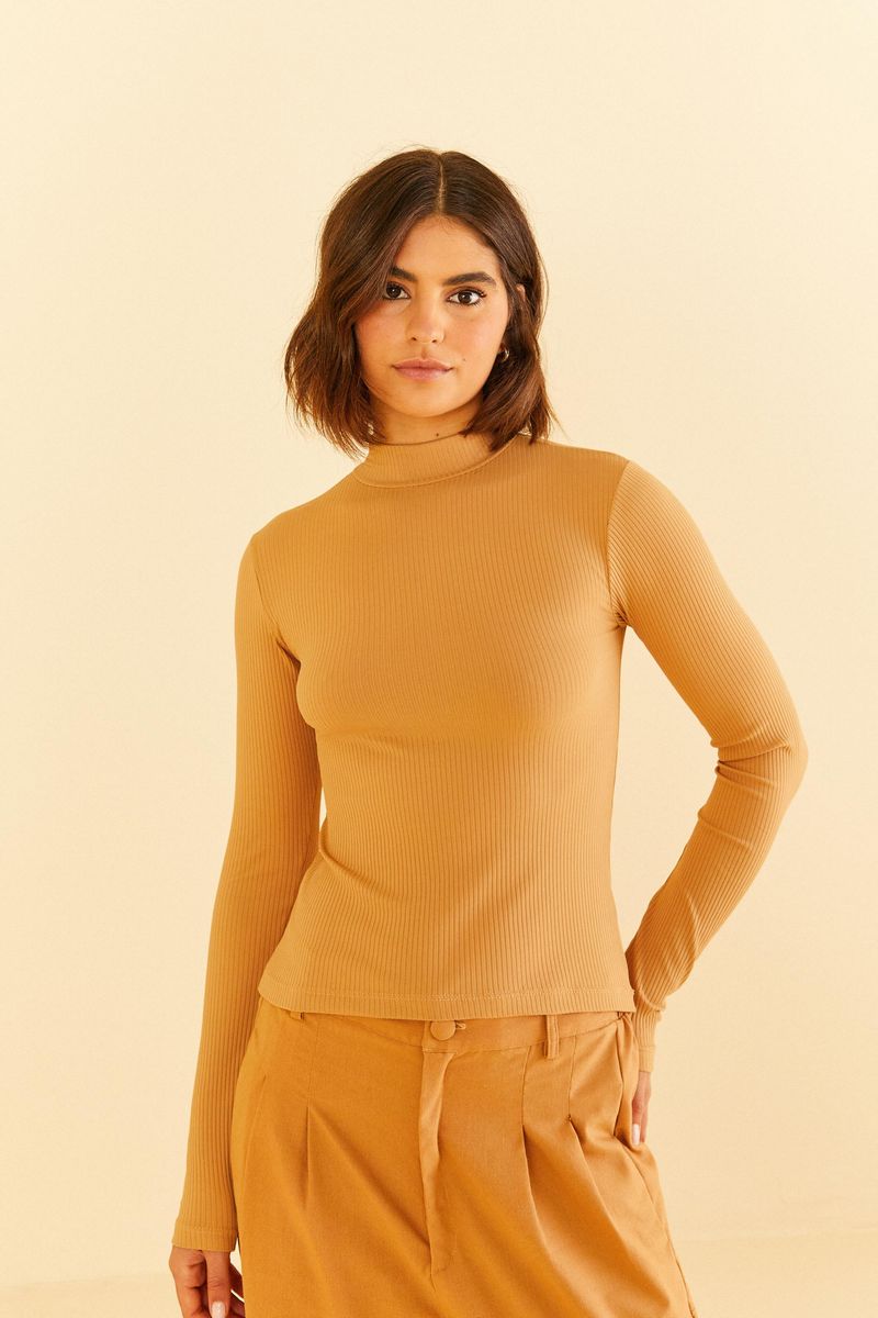 Vista-lateral-de-la-blusa-mostrando-el-ajuste-al-cuerpo.