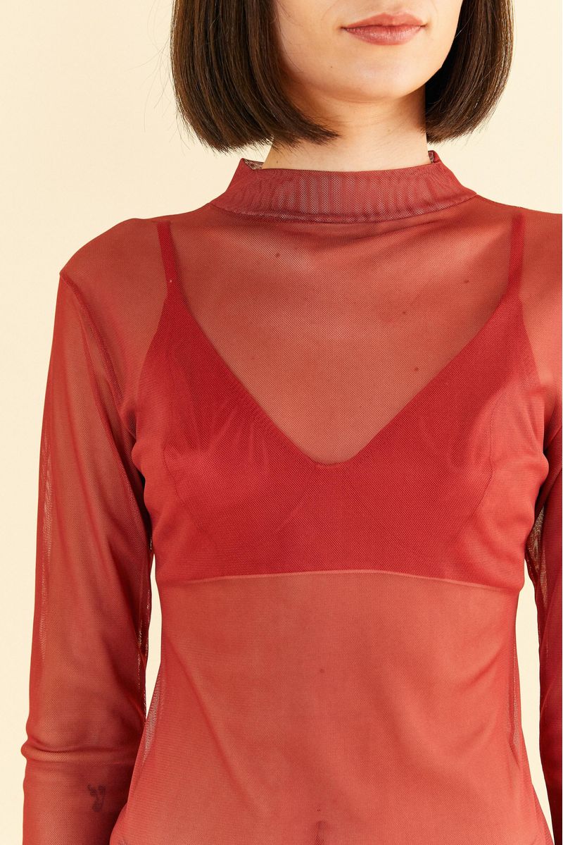 Detalle-del-tejido-de-tul-verde-de-la-blusa.