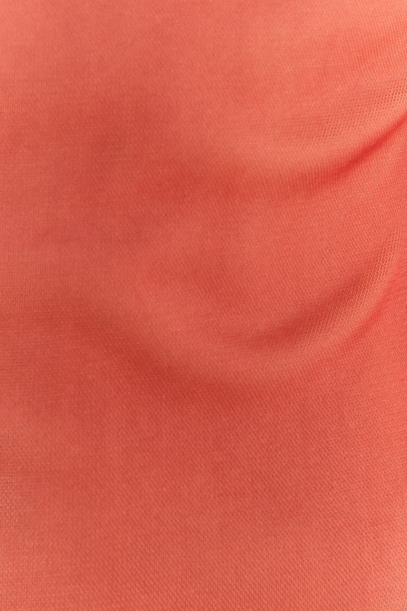 Primer-plano-del-tejido-de-tul-verde-de-la-blusa.