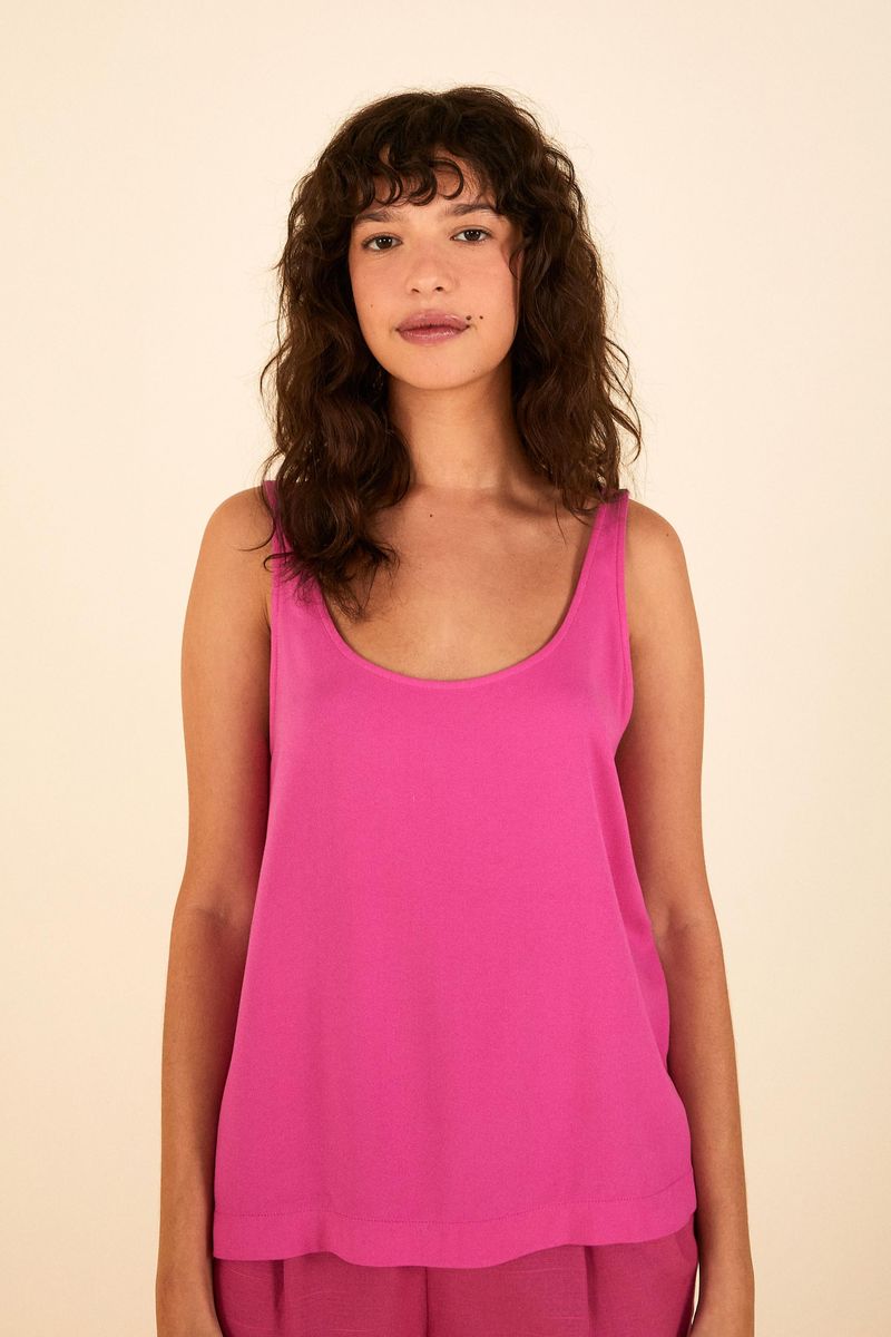 Camiseta-sin-mangas-basica-rosa-con-cuello-en-forma-de-U-vista-frontal.