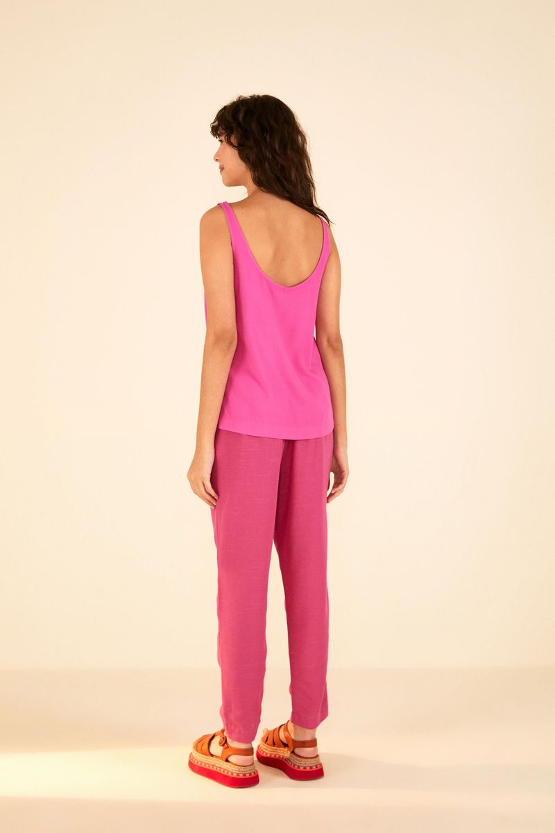 Camiseta-sin-mangas-basica-rosa-con-cuello-en-forma-de-U-vista-posterior.