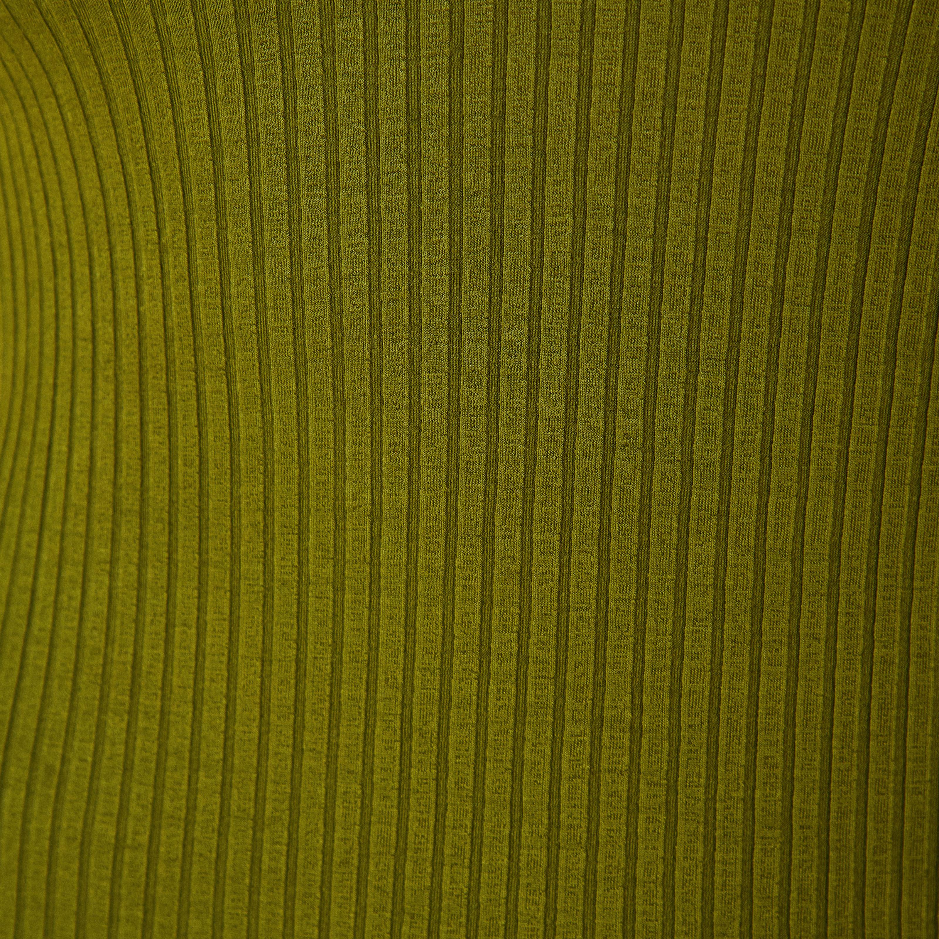 Primer-plano-del-tejido-canelado-verde-del-body.