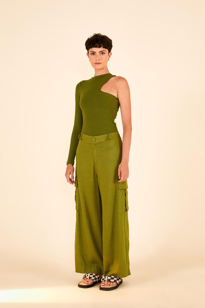 Modelo-usando-el-body-verde-con-corte-diagonal-en-el-hombro.