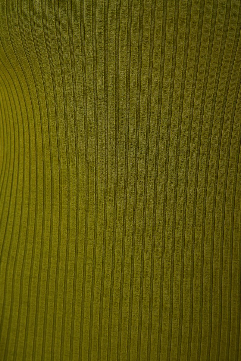 Primer-plano-del-tejido-canelado-verde-del-body.