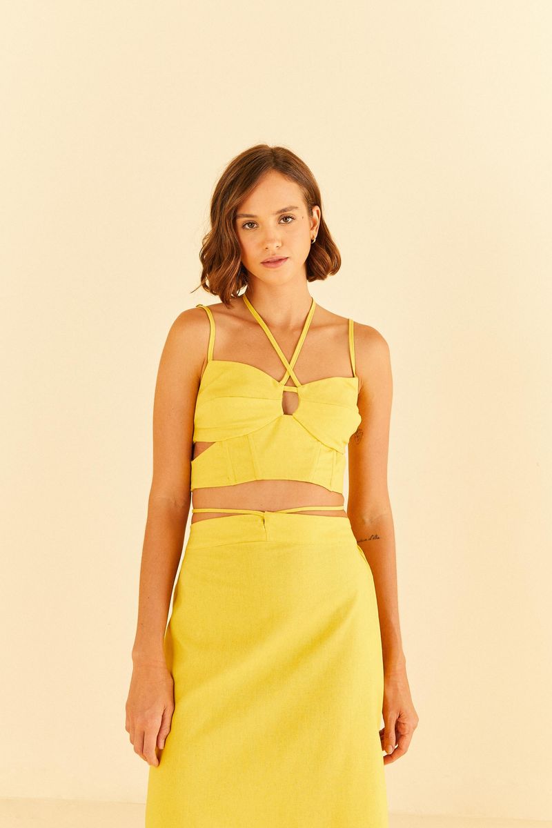 Top corsé amarillo con amarre visto de frente.