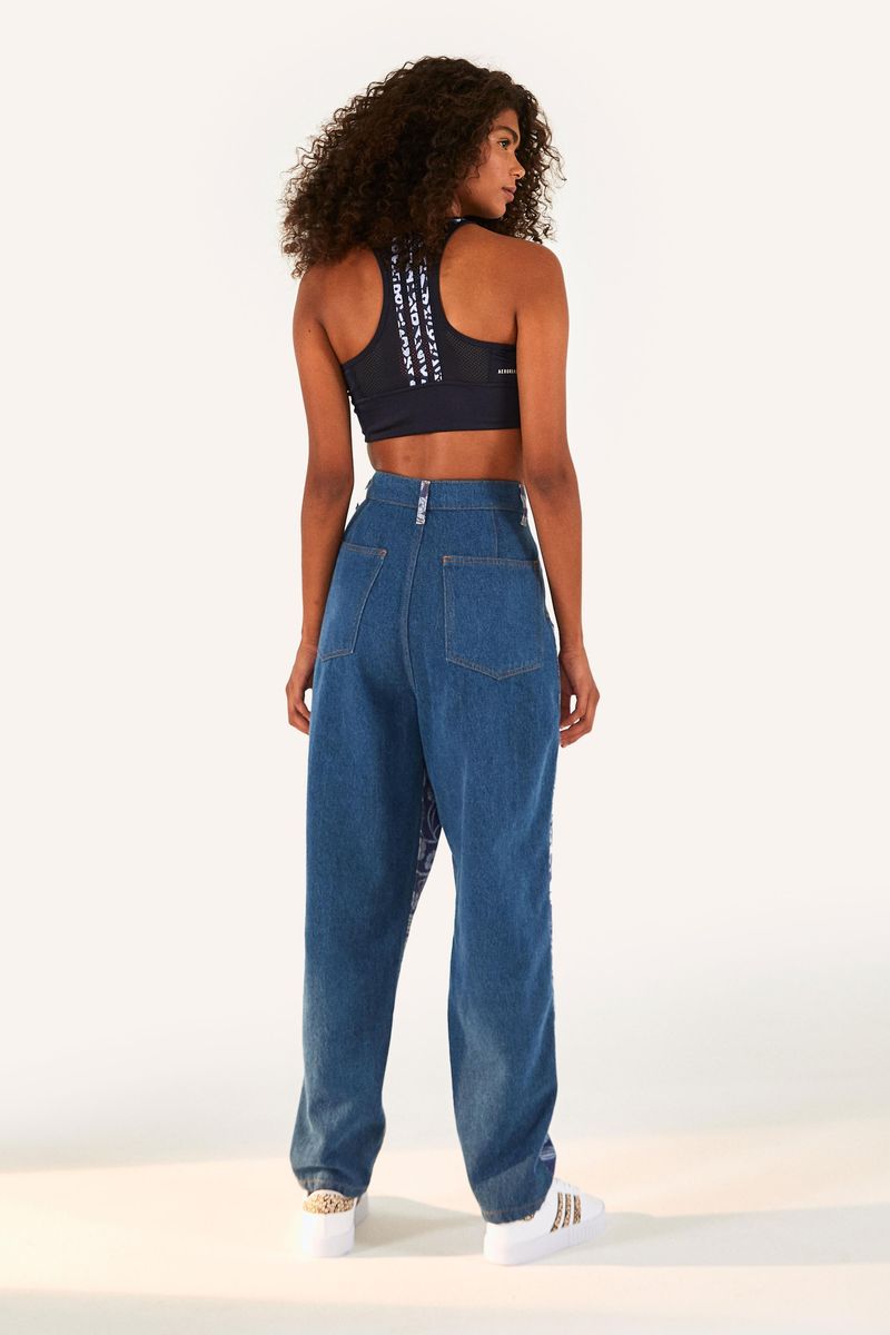 Top-cropped-gris-con-estampado-geometrico-visto-desde-atras.