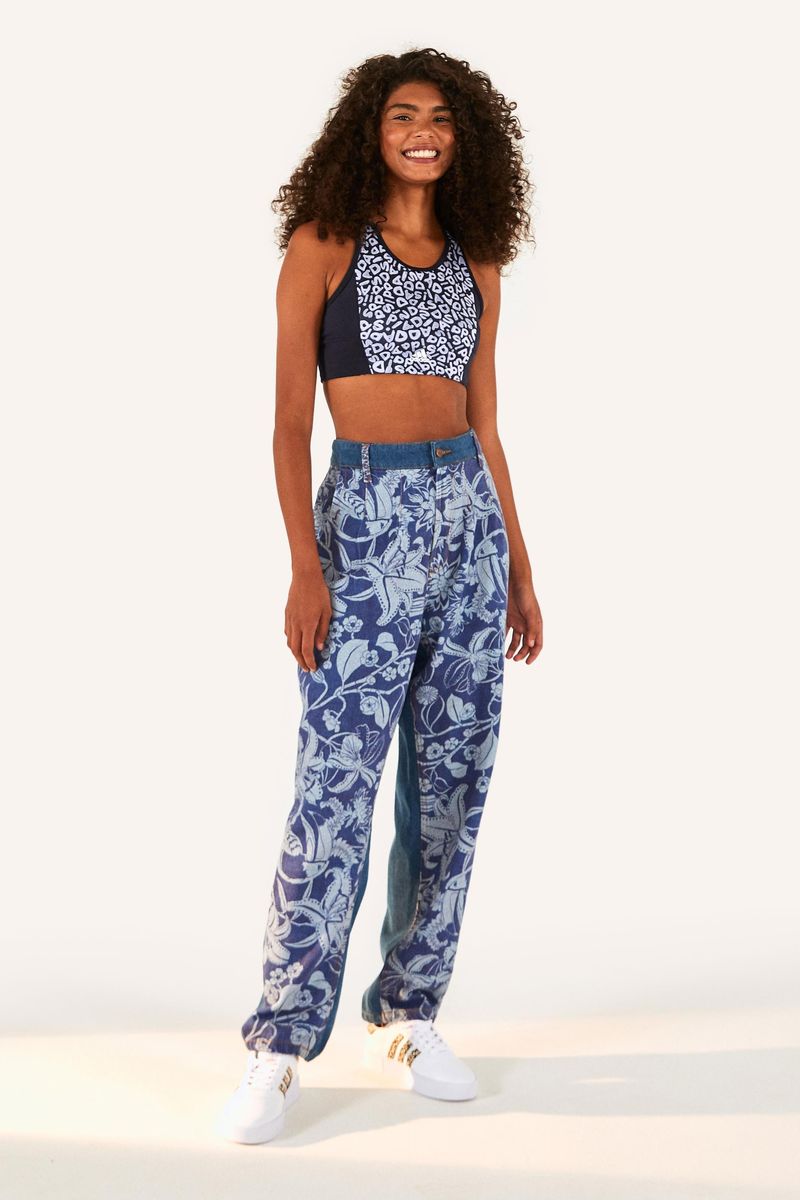 Modelo-usando-el-top-cropped-gris-con-pantalones-de-mezclilla.