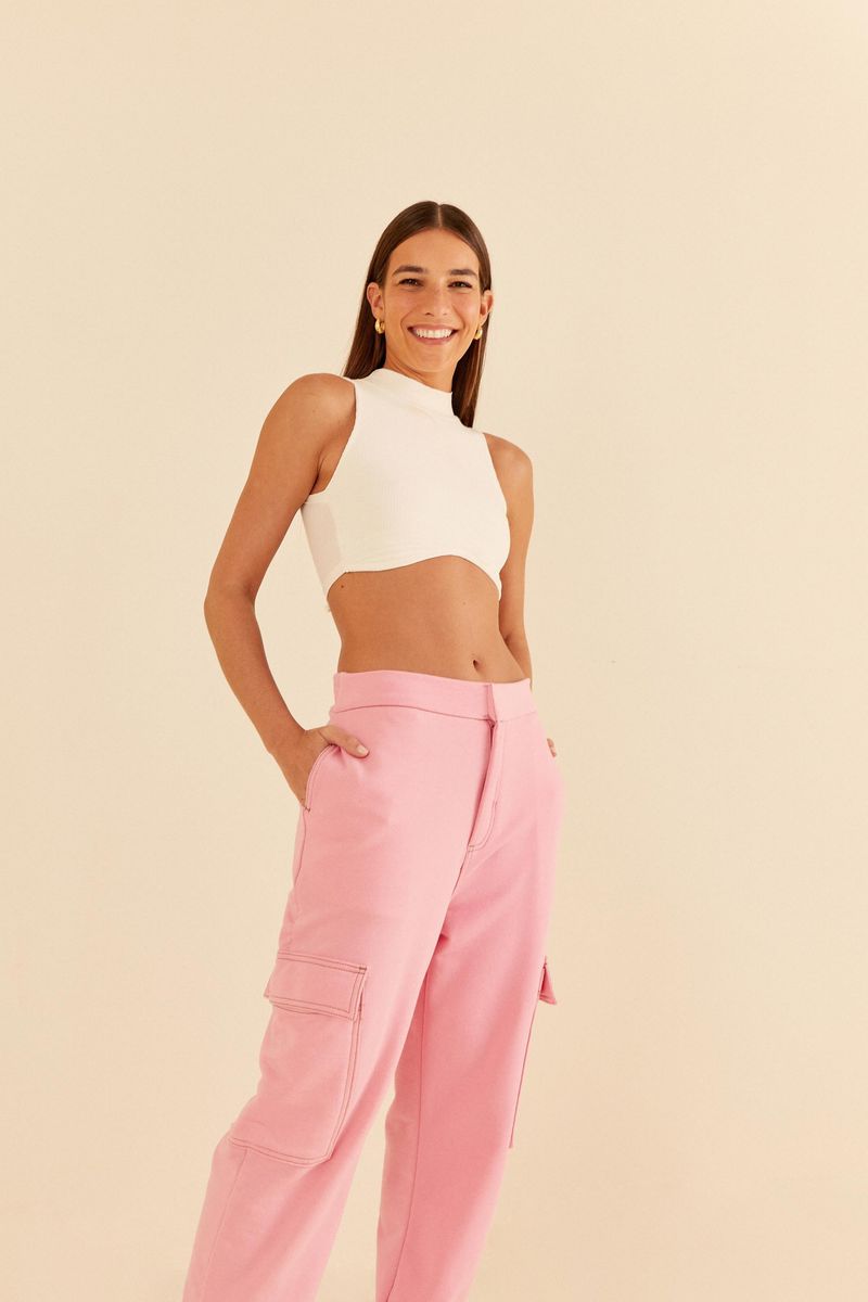 Pantalon-zanahoria-rosa-claro-vista-frontal-con-bolsillos-laterales-y-cintura-ancha.
