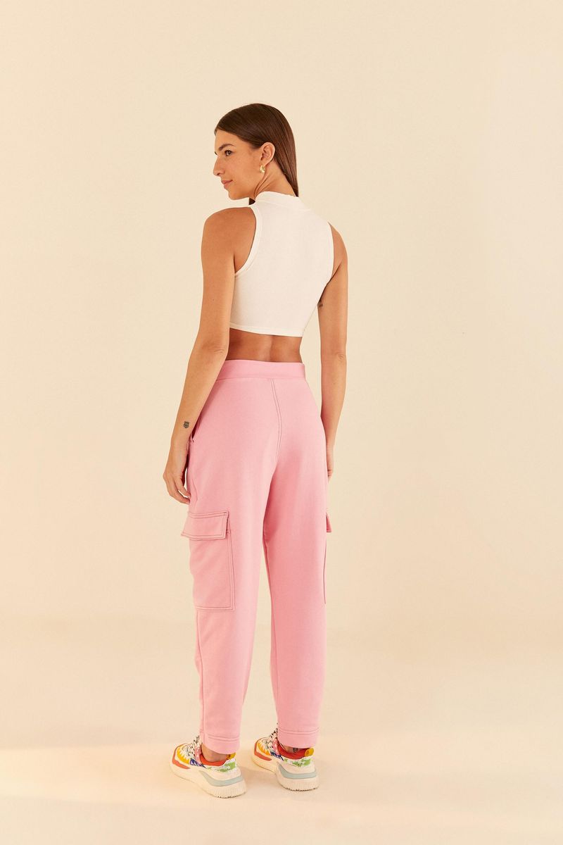 Pantalon-zanahoria-rosa-claro-vista-trasera-destacando-el-ajuste-y-los-bolsillos.