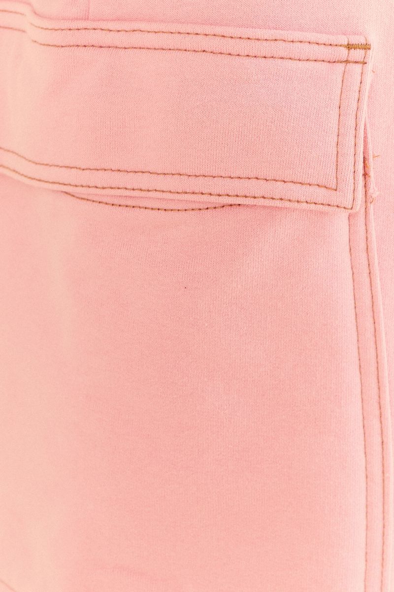 Pantalon-zanahoria-rosa-claro-vista-de-perfil-mostrando-los-bolsillos-laterales.