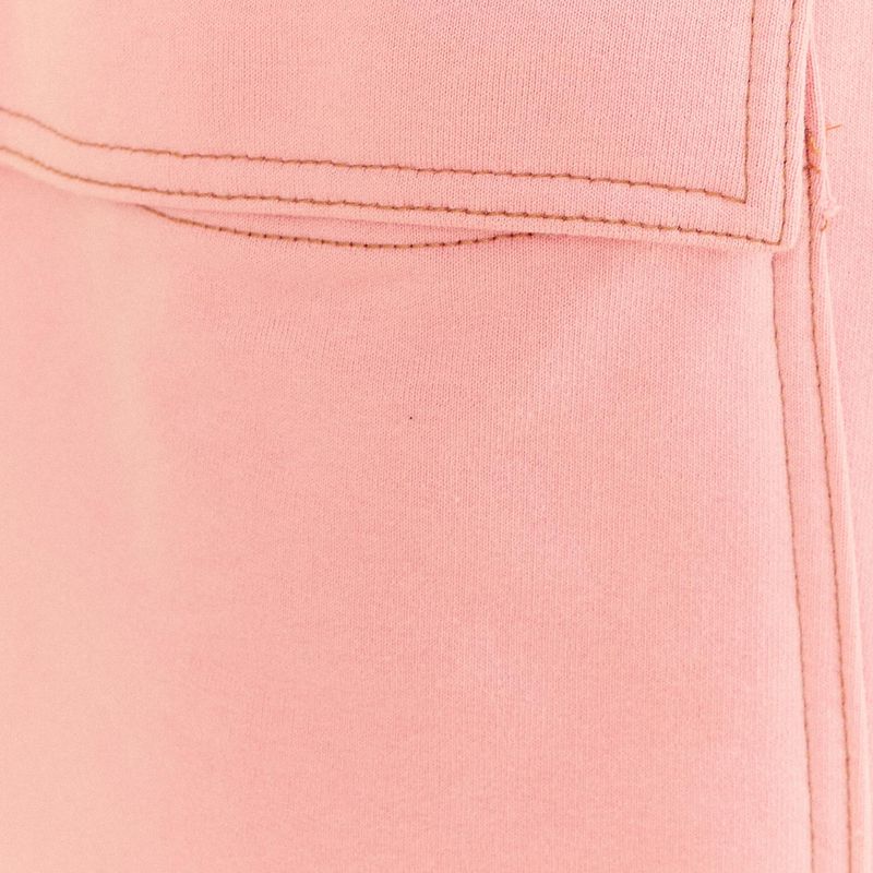 Detalle-de-la-costura-y-el-acabado-del-bolsillo-lateral-del-pantalon-zanahoria-rosa-claro.