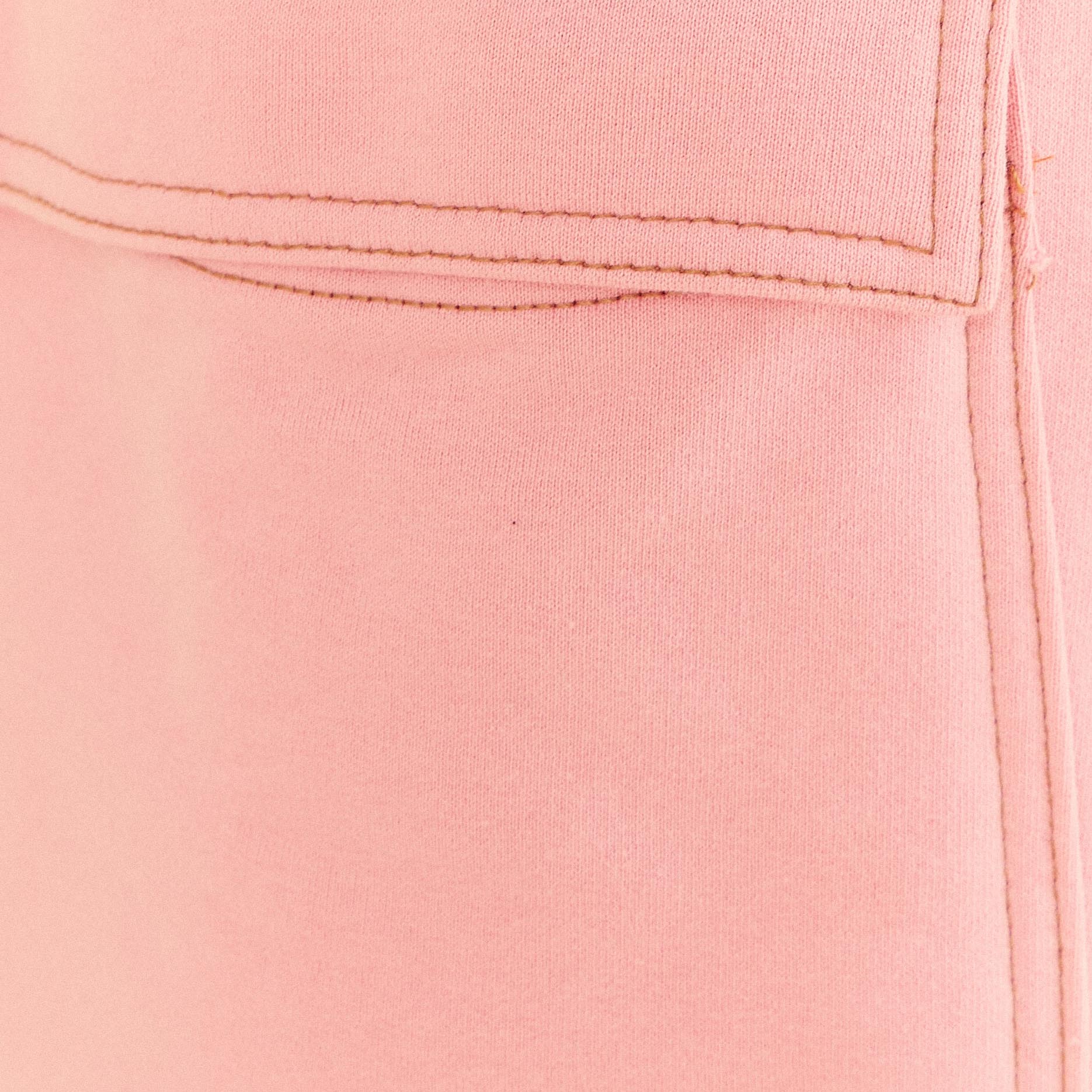 Detalle-de-la-costura-y-el-acabado-del-bolsillo-lateral-del-pantalon-zanahoria-rosa-claro.