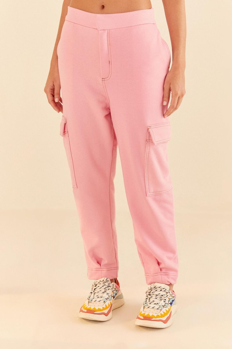 Detalle-de-los-bolsillos-sobre-las-piernas-del-pantalon-zanahoria-rosa-claro.