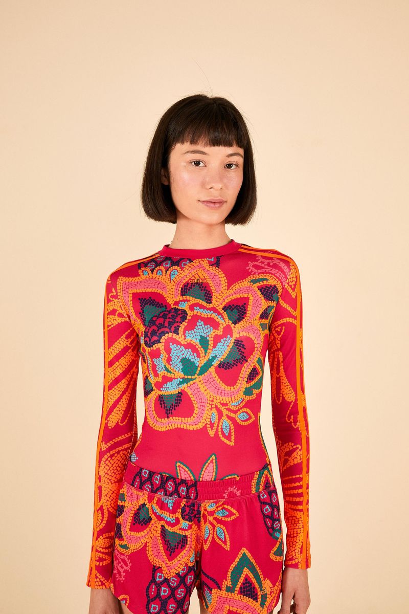 Vista-frontal-de-un-bodi-estampado-con-diseño-vibrante-y-tropical-mostrando-detalles-del-cuello-redondo-y-mangas-largas.