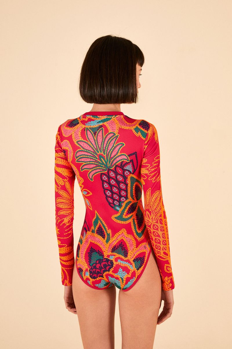 Vista-trasera-de-un-bodi-estampado-con-diseño-vibrante-y-tropical-destacando-el-patron-floral-y-de-frutas.