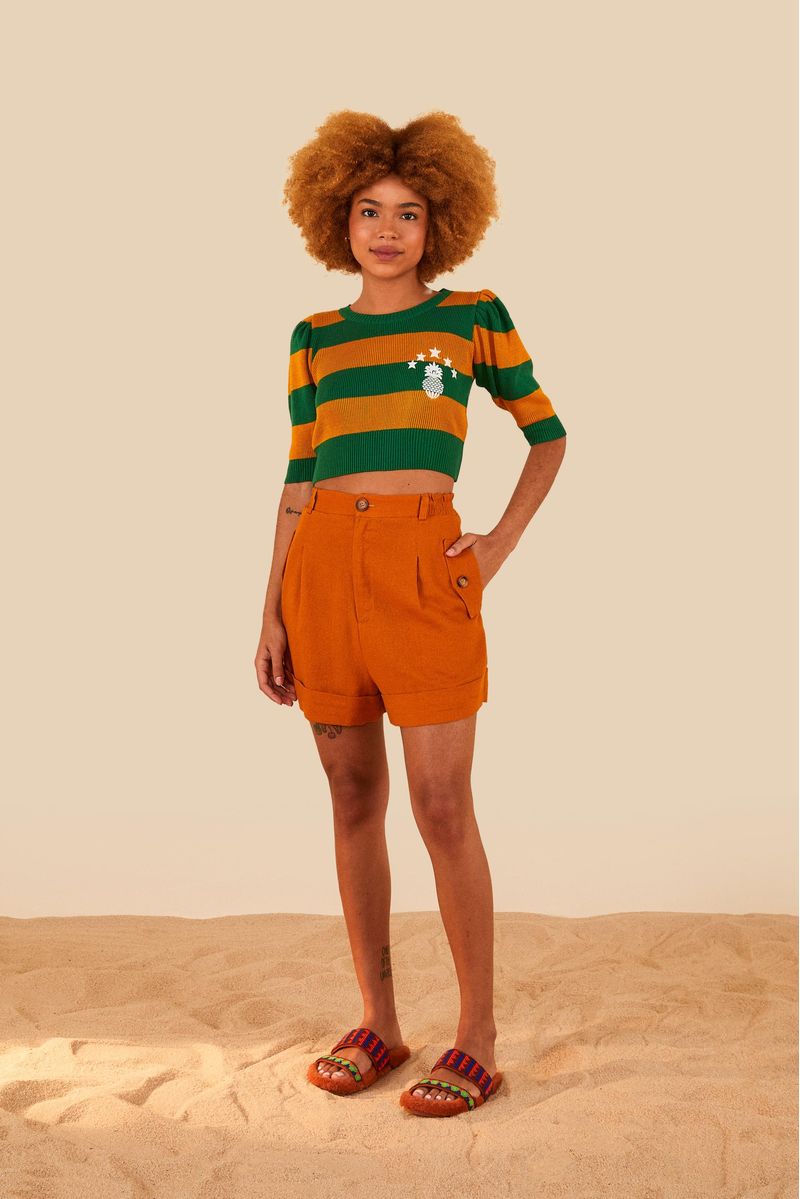 Vista completa de la blusa con shorts anaranjados.