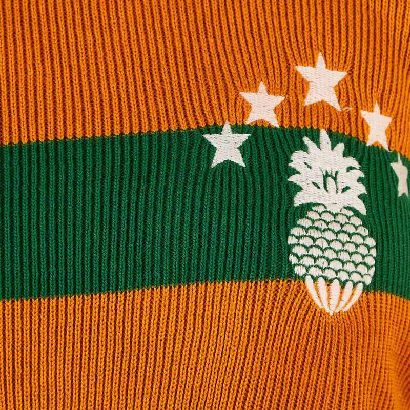 Vista trasera de la blusa mostrando el diseño de las rayas.