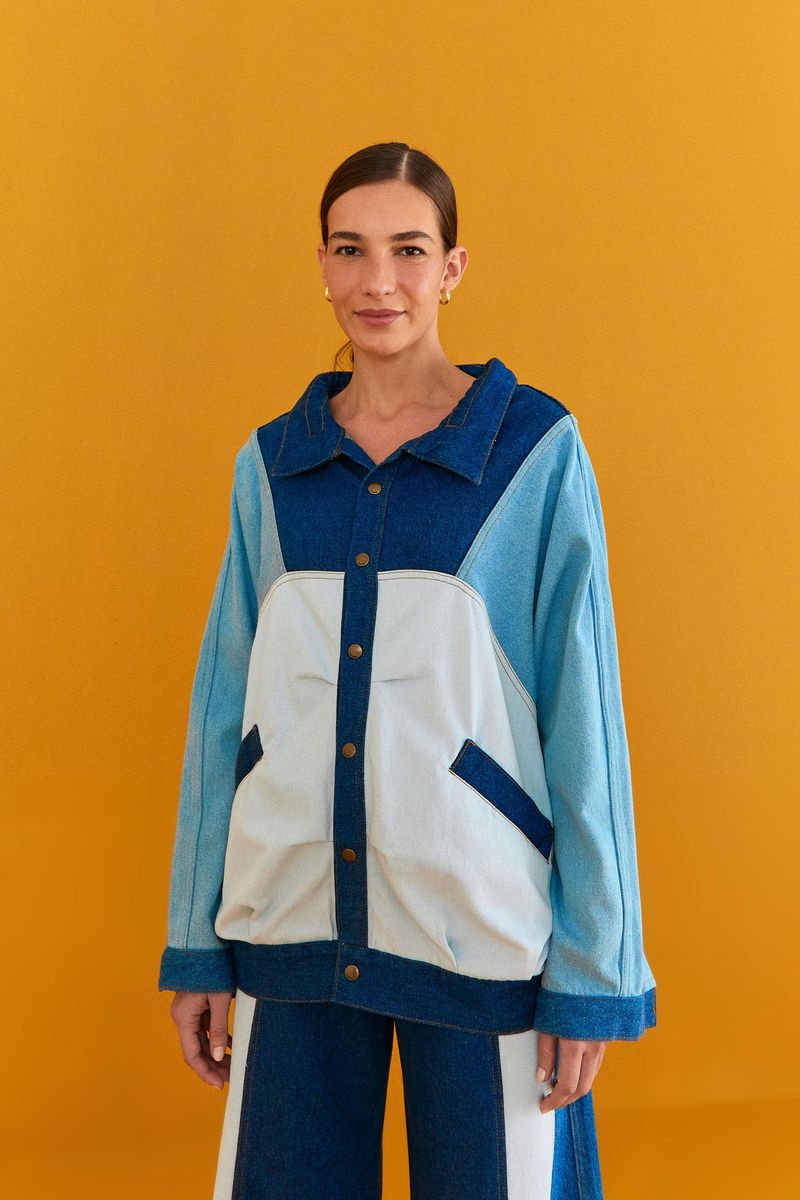 Chaqueta-de-mezclilla-Mix-Washes---vista-frontal-con-cortes-en-lavados-contrastantes-cuello-doblado-con-cordon-y-cierre-por-botones-a-presion-metalicos