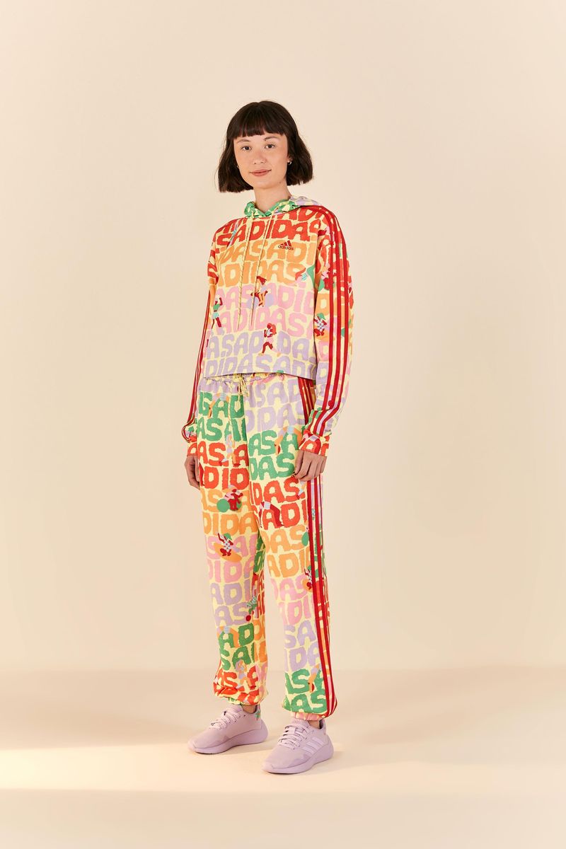 Vista-frontal-del-pantalon-jogging-estampado-Adidas-con-diseño-tipografico-vibrante.