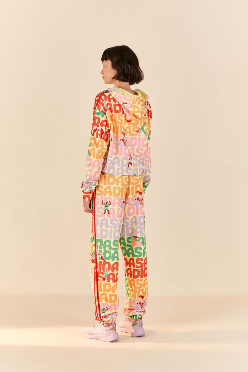 Vista-trasera-del-pantalon-jogging-estampado-con-diseño-coordinado.