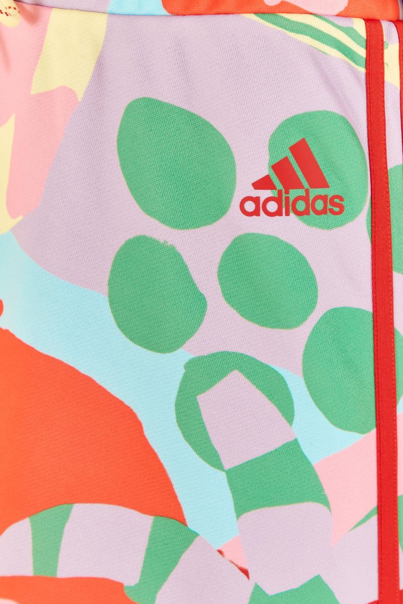 Logotipo-de-Adidas-sobre-el-estampado-de-la-falda-All-Together-Pastel.