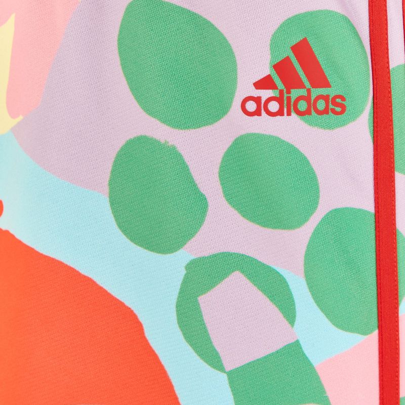 Detalle-lateral-de-la-falda-Adidas-All-Together-Pastel-con-estampado-vibrante.