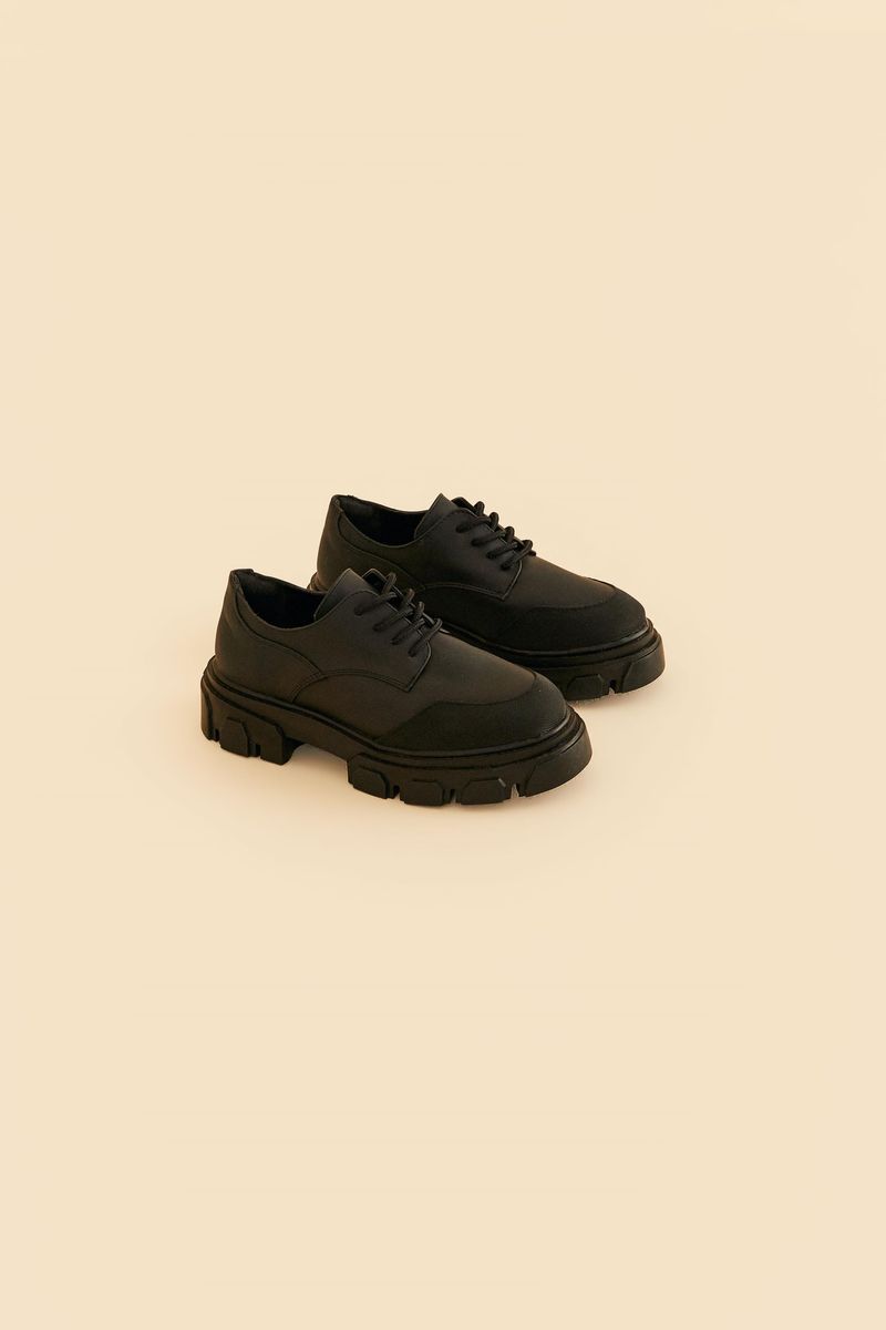 Imagen-de-un-par-de-zapatos-oxford-negro-con-suela-gruesa-vista-lateral.