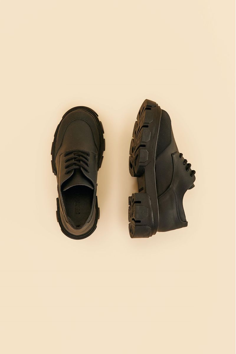 Imagen-de-un-detalle-del-zapato-oxford-negro-mostrando-el-material-y-acabado.