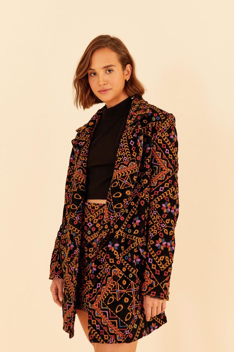 Blazer-bordado-en-terciopelo-canale-con-patrones-geometricos-y-florales-visto-de-frente.