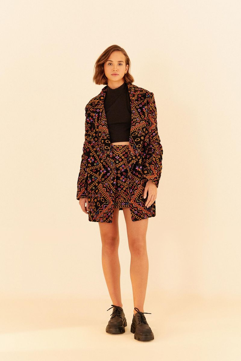 Blazer-bordado-en-terciopelo-canale-con-patrones-geometricos-y-florales-vista-cuerpo-entero.