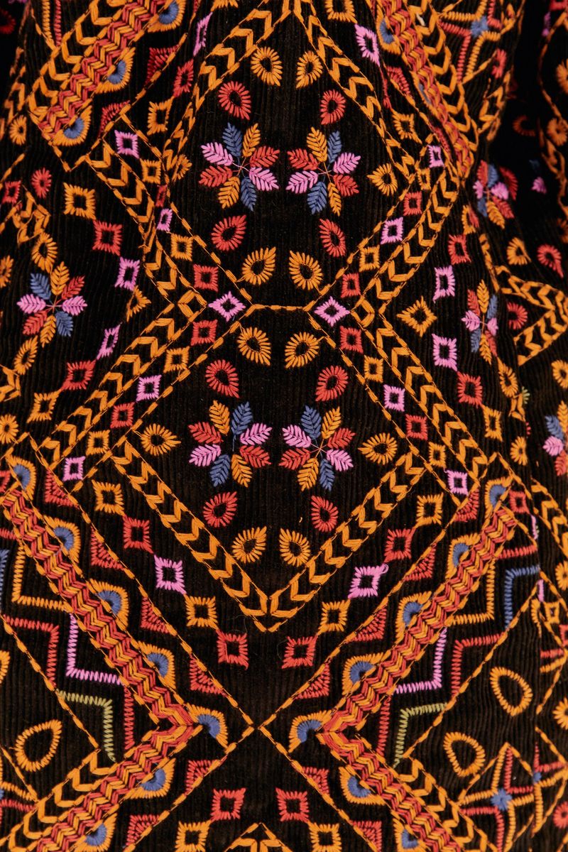 Close-up-de-los-bordados-geometricos-y-florales-en-el-blazer.
