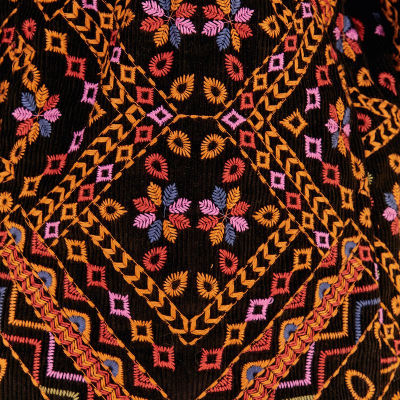 Detalle-ampliado-de-los-bordados-en-el-blazer-de-terciopelo-canale.