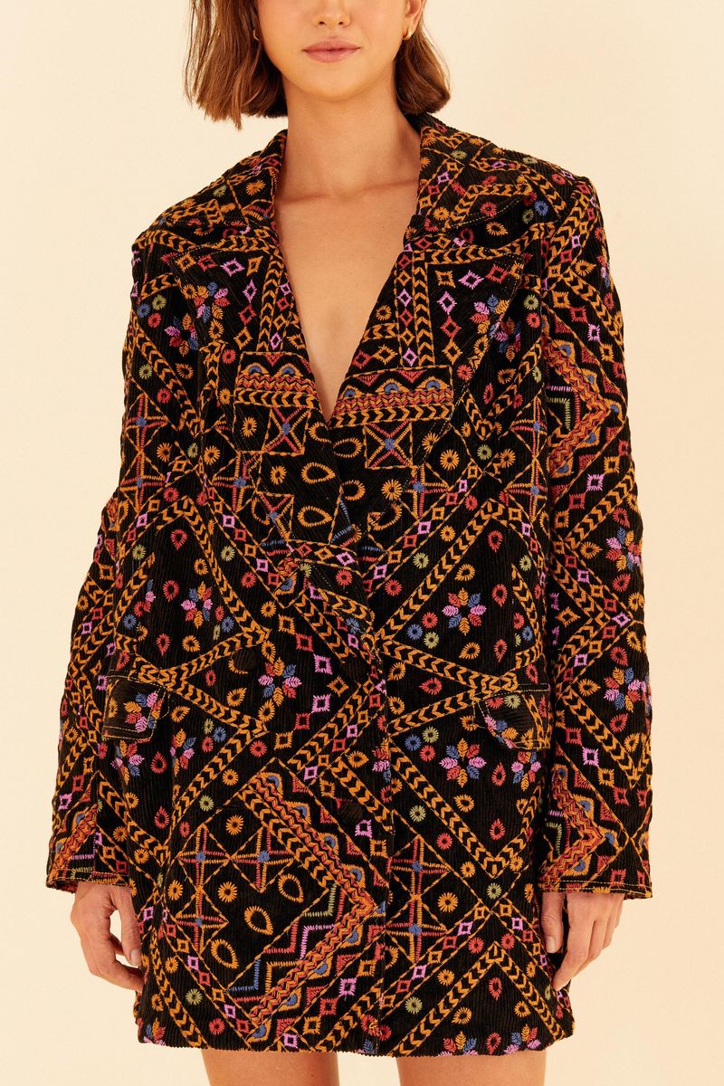Detalle-de-la-solapa-y-bordados-en-el-blazer-de-terciopelo-canale.