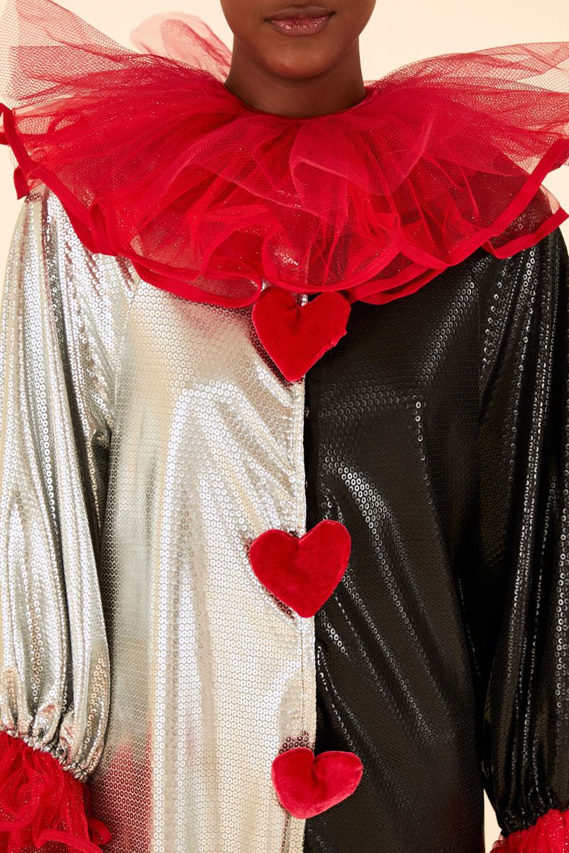 Close-up de los corazones rojos aplicados en el centro del corpiño.