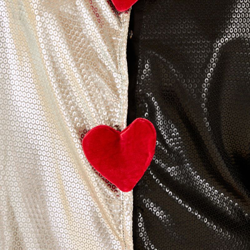 Close-up del corazón rojo aplicado en el tejido plateado.