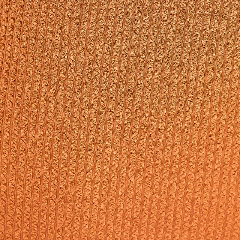Imagen-mostrando-la-textura-detallada-del-pantalon-en-tono-ocre.