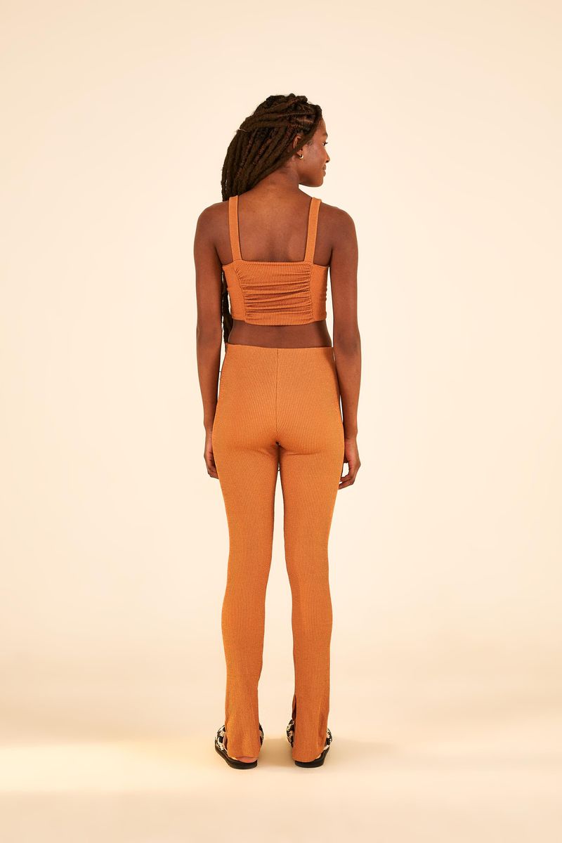 Vista-trasera-del-pantalon-largo-con-textura-diferenciada.