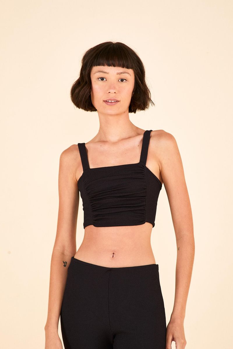 Top-negro-fruncido-con-textura-y-tirantes-delgados-visto-de-frente.