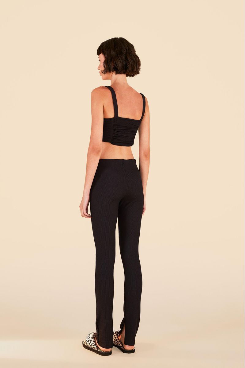 Top-negro-fruncido-con-textura-y-tirantes-delgados-visto-de-espaldas.