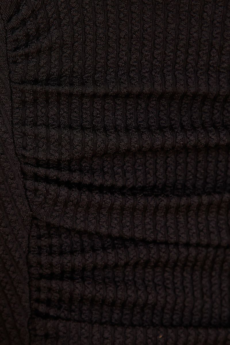 Primer-plano-de-la-textura-del-tejido-del-top-negro.