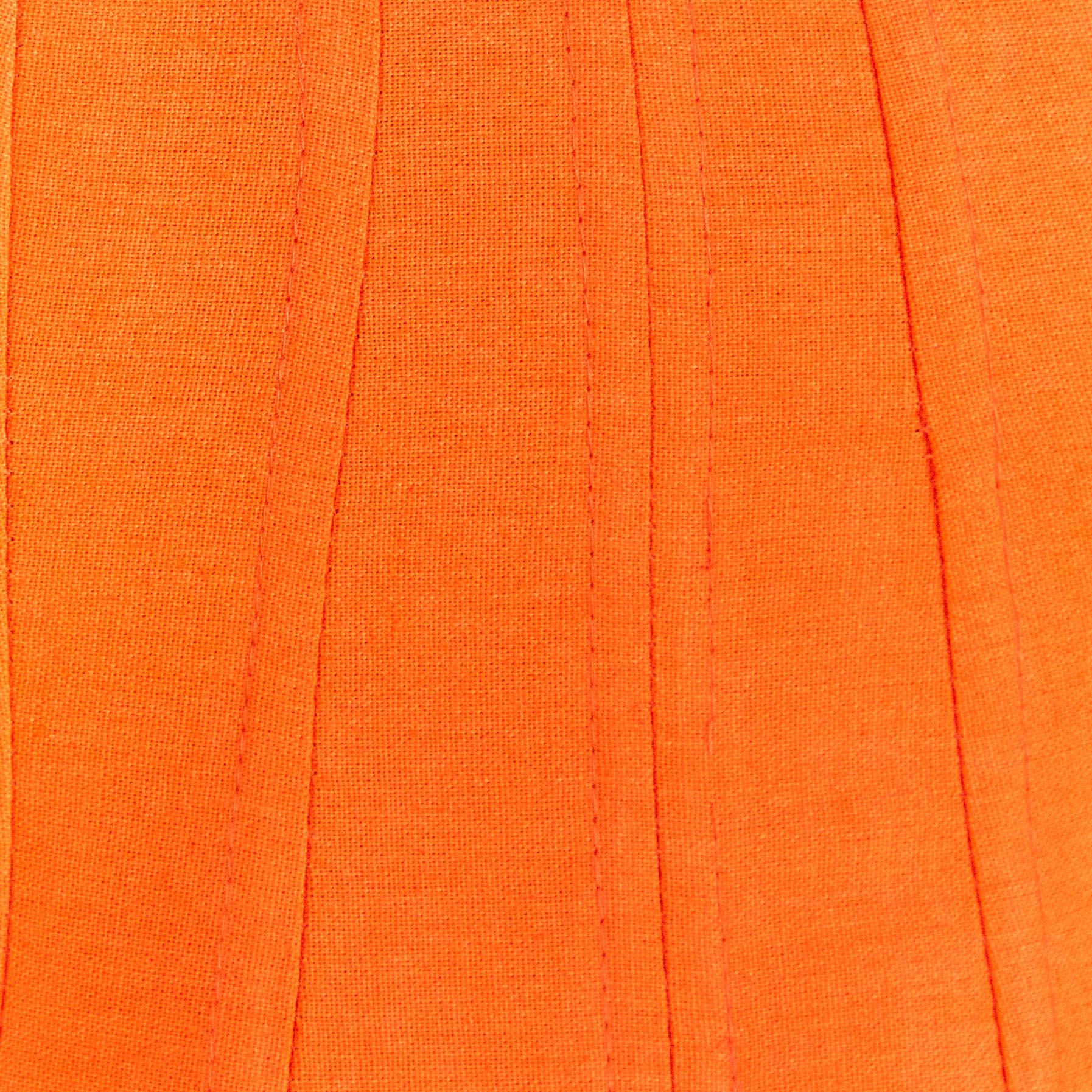 Detalle de las costuras acentuadas del top corsé.