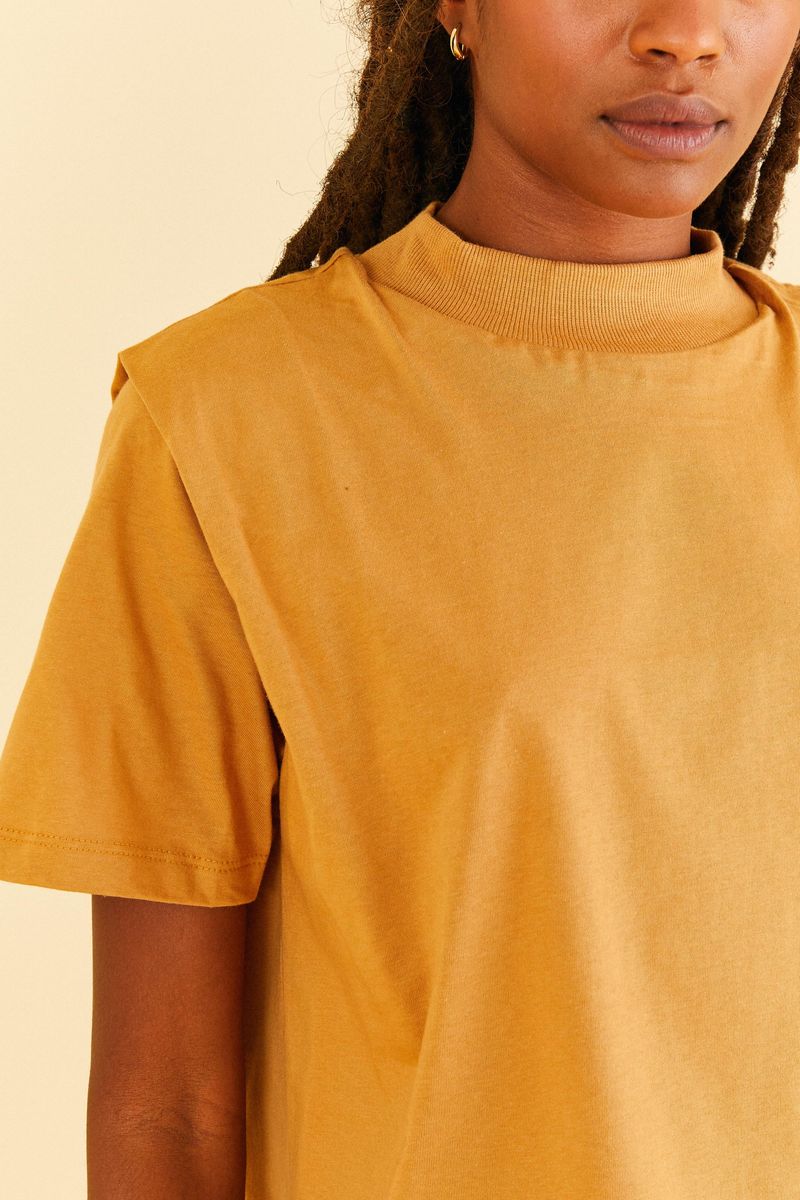 Detalle-del-cuello-alto-de-ribana-de-la-blusa.