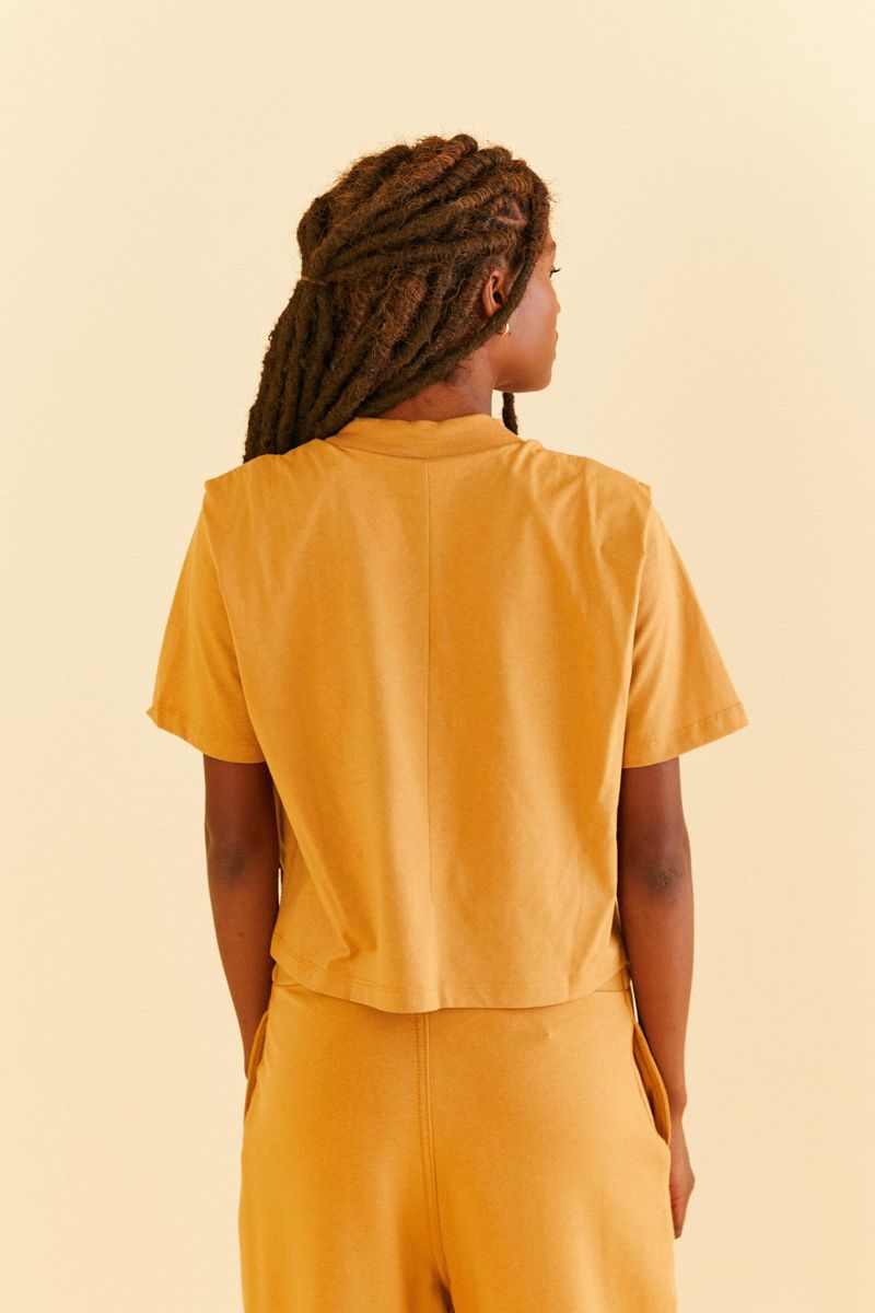 Vista-trasera-de-la-blusa-solida-con-hombreras.