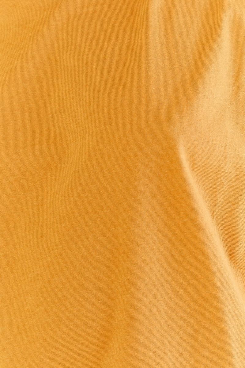 Detalle-del-tejido-de-la-blusa-solida-con-hombreras.