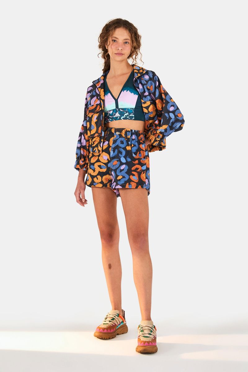 Conjunto-completo-con-Top-Adidas-Floral-Tie-Dye-Wildteal-short-y-casaca-estampados-resaltando-la-colaboracion-Adidas---FARM.