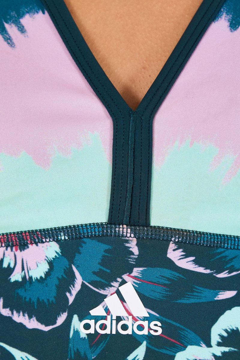 Detalle-del-escote-en-V-del-Top-Adidas-Floral-Tie-Dye-Wildteal-con-estampado-floral-y-tie-dye.