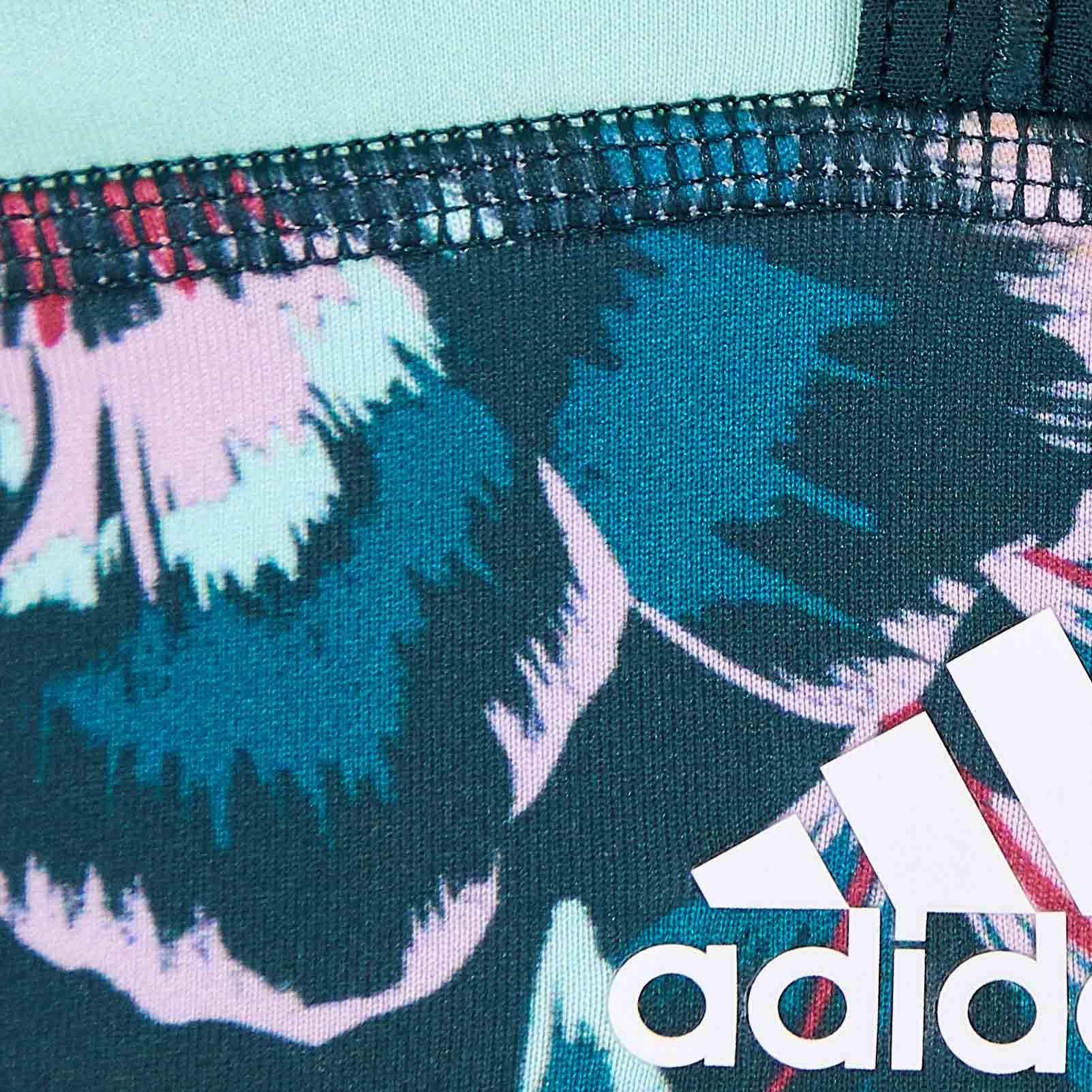 Close-up-del-estampado-floral-y-tie-dye-del-Top-Adidas-Floral-Tie-Dye-Wildteal-mostrando-los-detalles-vibrantes.
